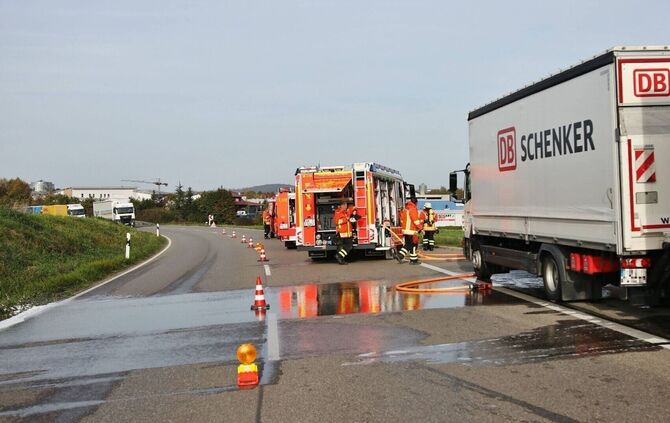 STauchaos auf der B14 bei Backnang - LKW brennt zwischen Maubach und Backnang - Bundesstraße in beide Richtungen voll gesperrt