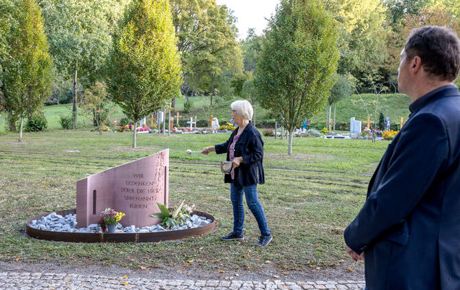 Brigitte David (Gemeinderferentin Kath. Kirche) weiht den Gedenkstein rechts OB Holzwarth bei der Einweihung Gedenkstein f. anon