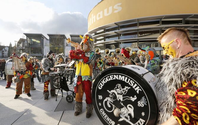 Rathaussturm Rudersberg Rathaus und Rathausplatz. Rathaussturm der Schellahexa in Rudersberg. Gegen 16.11 Uhr marschieren die He