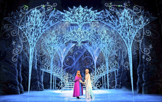 Szene aus dem Disney-Musical „Die Eiskönigin“ in Hamburg Szene aus dem Disney-Musical „Die Eiskönigin“ im Theater an der Elbe in