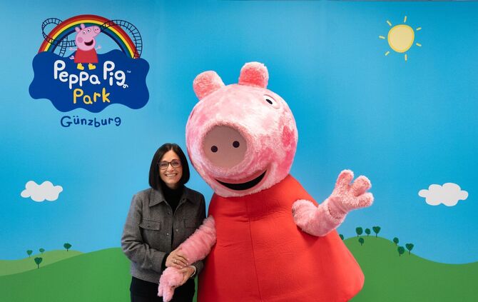 02_peppa_pig_park_peppa_with_manuela_stone