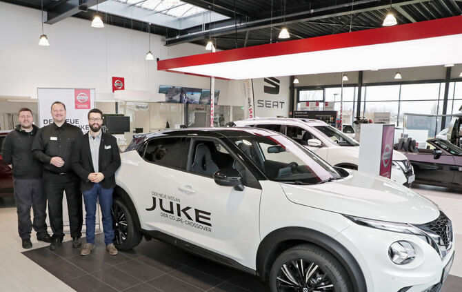Peter Heß, Holger Buchholz und David Heß (v.l.) vor dem neuen Nissan Juke