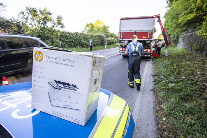 Entenrettung aus dem Wasserschacht: Polizei und Feuerwehr retten kleine Baby Entchen mit Kran und Druckerkarton