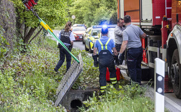 Entenrettung aus dem Wasserschacht: Polizei und Feuerwehr retten kleine Baby Entchen mit Kran und Druckerkarton