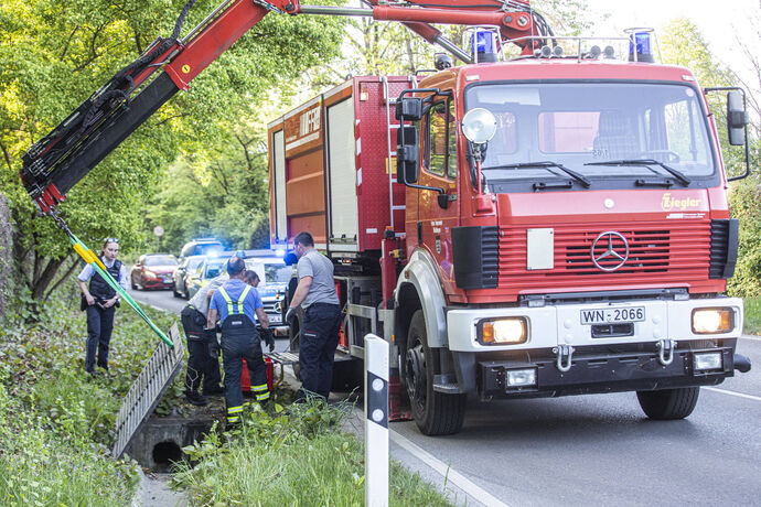 Entenrettung aus dem Wasserschacht: Polizei und Feuerwehr retten kleine Baby Entchen mit Kran und Druckerkarton