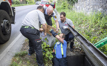 Entenrettung aus dem Wasserschacht: Polizei und Feuerwehr retten kleine Baby Entchen mit Kran und Druckerkarton