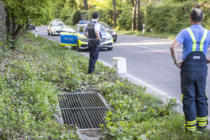 Entenrettung aus dem Wasserschacht: Polizei und Feuerwehr retten kleine Baby Entchen mit Kran und Druckerkarton