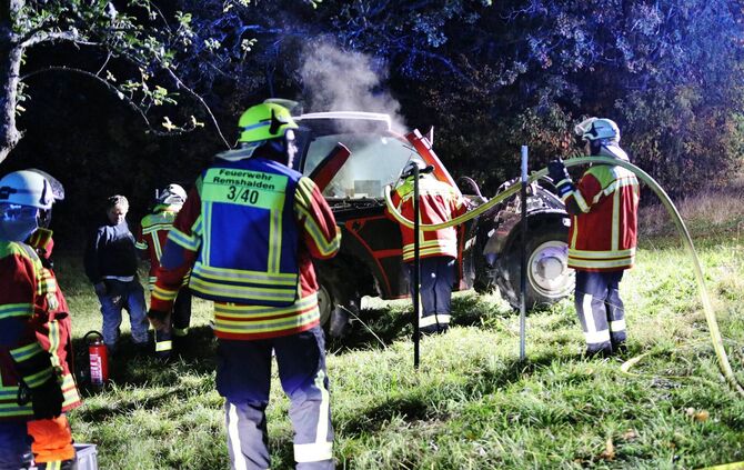 Traktor brennt auf Wiese - Einsatz für die Feuerwehr Remshalden