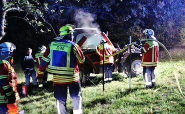 Traktor brennt auf Wiese - Einsatz für die Feuerwehr Remshalden
