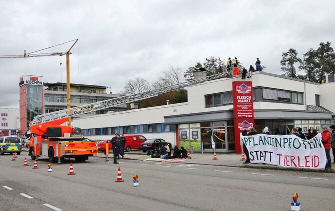 Festnahme durch SEK: Protest gegen Schlachtbetrieb eskaliert - Mehrere Personen demonstrieren gegen Wiedereröffnung - Mehrere De