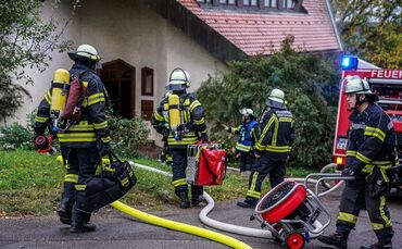 Winterbach-Manolzweiler: Brand in Gebaeude fordert die Feuerwehr