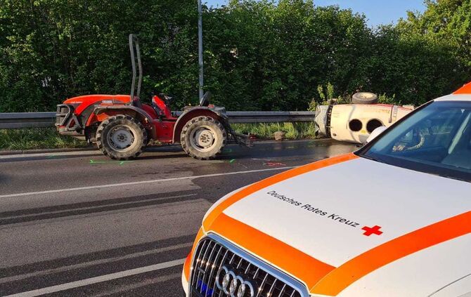 Unfall zwischen Traktor und BMW.