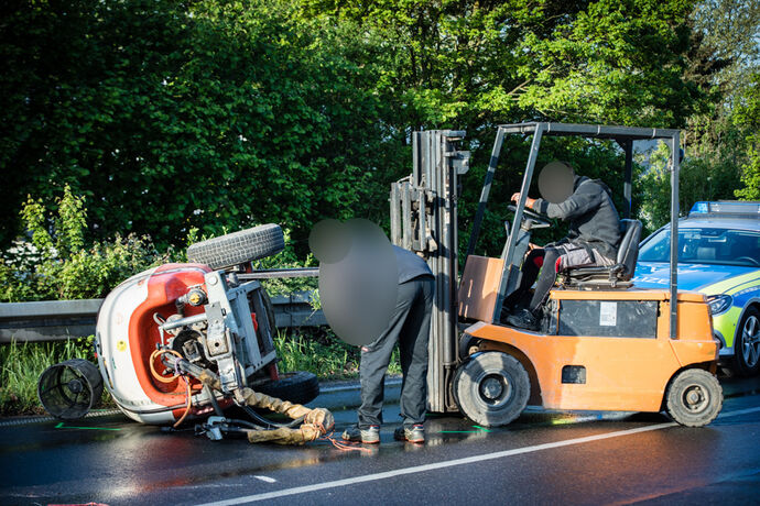 Unfall mit Traktor, Grunbacherstr., Weinstadt-Großheppach, 24.04.2020.