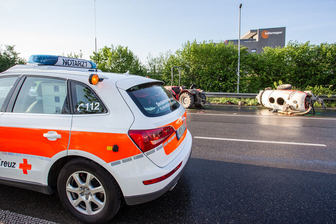Unfall mit Traktor, Grunbacherstr., Weinstadt-Großheppach, 24.04.2020.