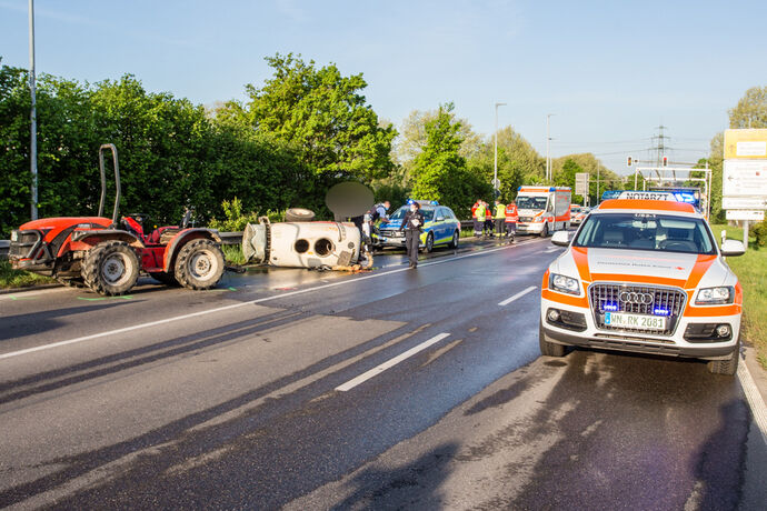 Unfall mit Traktor, Grunbacherstr., Weinstadt-Großheppach, 24.04.2020.