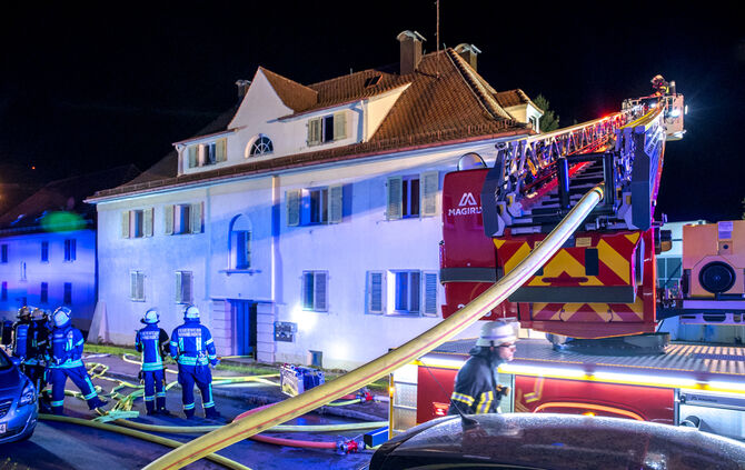 Brand im Dachgeschoss, Steinweg, ukrainische Gehörlose untergebracht, Paulinenpflege Winnenden, 04.11.2023.