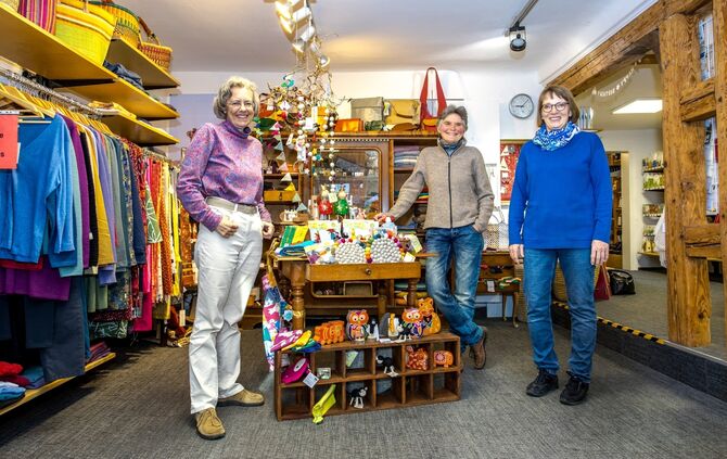 Weltladen Team, v.l.: Veronika Bohnet, Sabine Zeiner und Eva-Marie Fessmann, Lange Str., Waiblingen 06.11.2023.