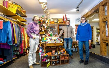 Weltladen Team, v.l.: Veronika Bohnet, Sabine Zeiner und Eva-Marie Fessmann, Lange Str., Waiblingen 06.11.2023.