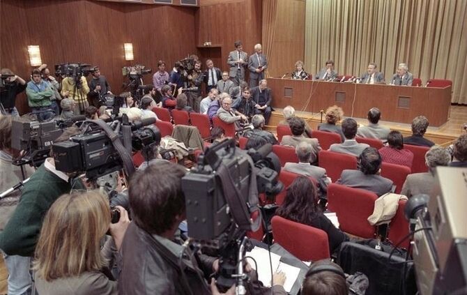 Bundesarchiv_Bild_183-1989-1109-030,_Berlin,_Schabowski_auf_Pressekonferenz