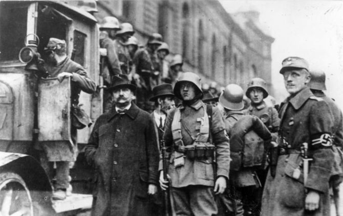 Soldaten bei der Verhaftung von Stadträten