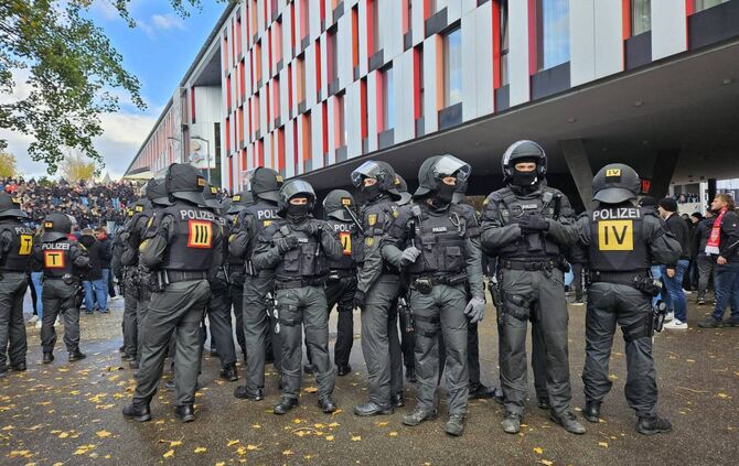 Ausschreitungen zwischen Fussballfans und Polizei beim Spiel VfB Stuttgart - BVB