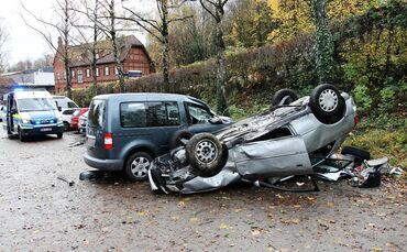 Spektakulärer Crash: Audi durchbricht Hecke, schanzt Abhang hinab, kracht gegen Baum und in parkendes Fahrzeug - Schwerer Unfall