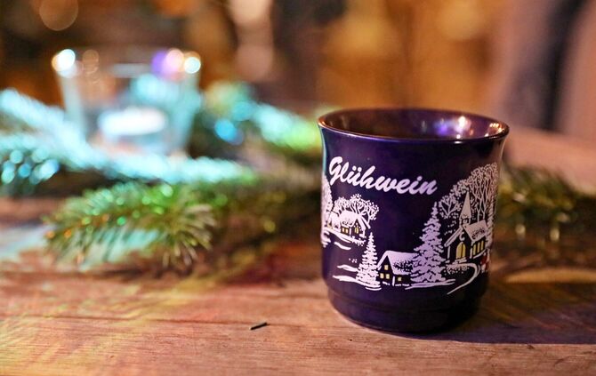 Glühwein Weihnachtsmarkt Tasse Symbol Symbolfoto Symbolbild