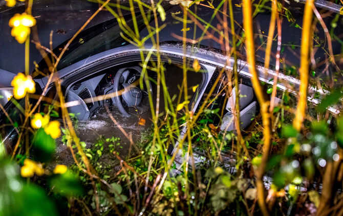 Unfall, Pkw fährt in Schüttelgraben, Fahrer muss von Feuerwehr aus dem reißenden Strom aus dem Wagen gerettet werden, Waiblingen