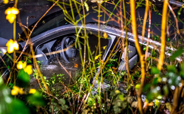 Unfall, Pkw fährt in Schüttelgraben, Fahrer muss von Feuerwehr aus dem reißenden Strom aus dem Wagen gerettet werden, Waiblingen