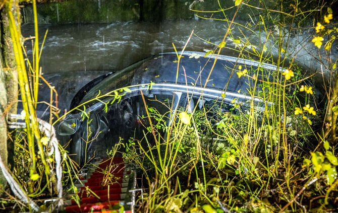 Unfall, Pkw fährt in Schüttelgraben, Fahrer muss von Feuerwehr aus dem reißenden Strom aus dem Wagen gerettet werden, Waiblingen