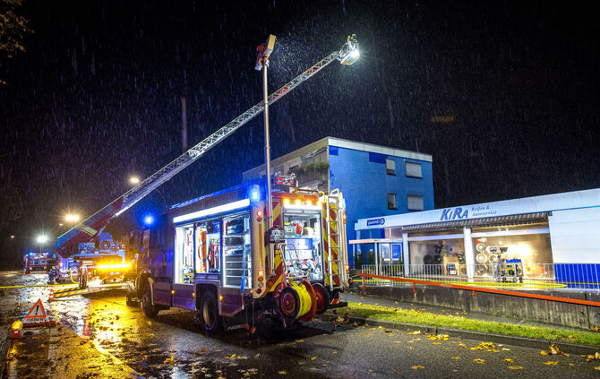 Brand durch Alarmanlage im Verkaufsraum von KiRa Reifenservice, Bruckwiesenstr., Weinstadt, 17.11.2023.
