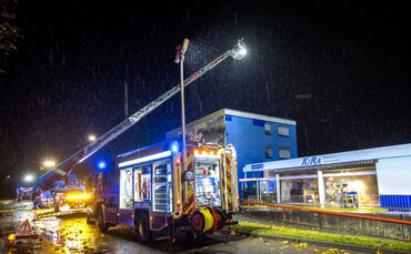 Brand durch Alarmanlage im Verkaufsraum von KiRa Reifenservice, Bruckwiesenstr., Weinstadt, 17.11.2023.