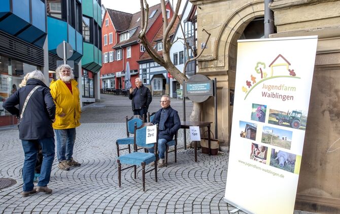 Stuhl- und Tischverkauf aus dem Alten Rathaus durch die Jugendfarm Waiblingen, 18.11.2023.