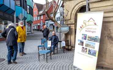Stuhl- und Tischverkauf aus dem Alten Rathaus durch die Jugendfarm Waiblingen, 18.11.2023.