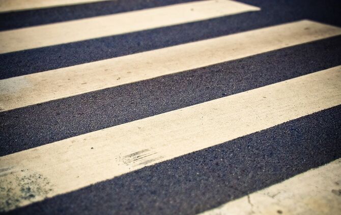 Zebrastreifen Fußgängerüberweg Symbol Symbolfoto
