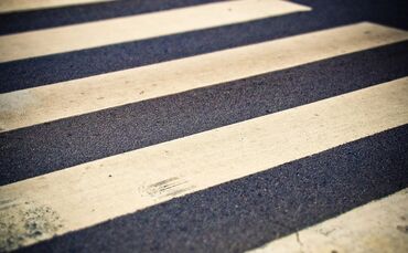 Zebrastreifen Fußgängerüberweg Symbol Symbolfoto