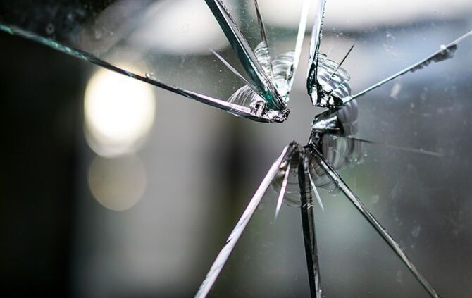 Glas Scheibe Zerbrochen Splitter Glassplitter Einbruch  Fenster Symbol  Symbolbild symbolfoto