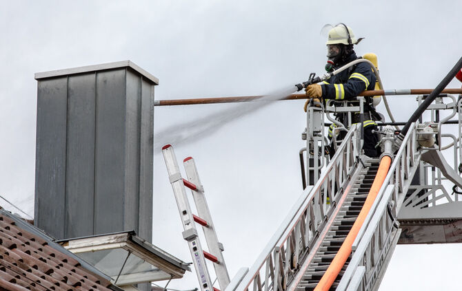 Brand in Leutenbach: Dach wird abgedeckt - Bild 07_0