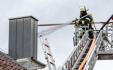 Brand in Leutenbach: Dach wird abgedeckt - Bild 07_0
