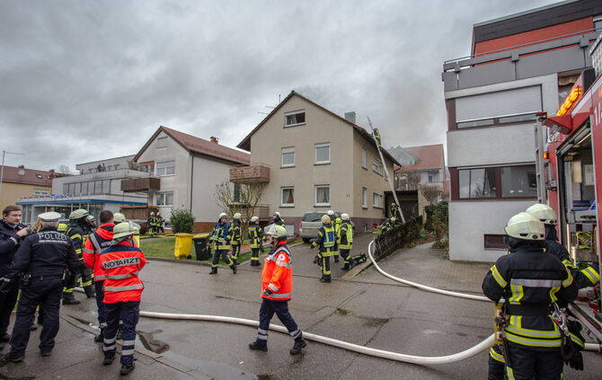 Brand in Leutenbach: Dach wird abgedeckt - Bild 01_1