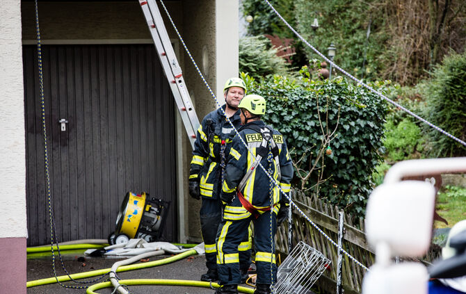 Brand in Leutenbach: Dach wird abgedeckt - Bild 34_2