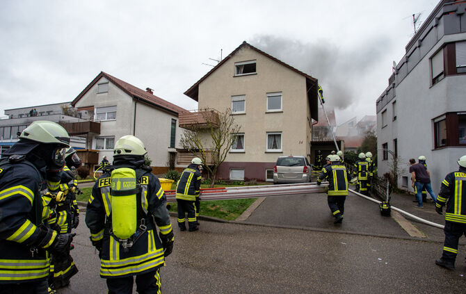 Brand in Leutenbach: Dach wird abgedeckt - Bild 02_3