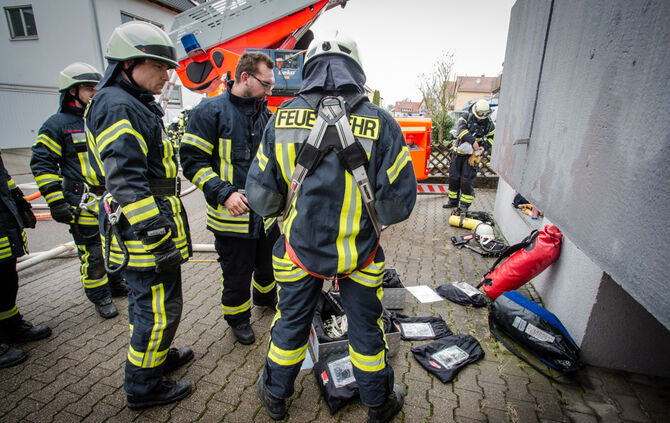 Brand in Leutenbach: Dach wird abgedeckt - Bild 33_4