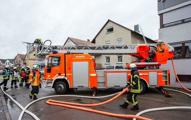 Brand in Leutenbach: Dach wird abgedeckt - Bild 28_10