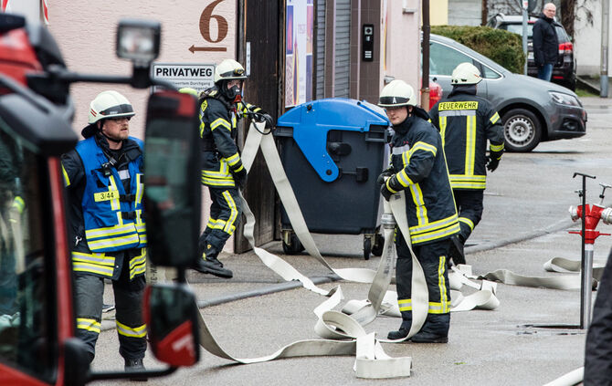 Brand in Leutenbach: Dach wird abgedeckt - Bild 27_11