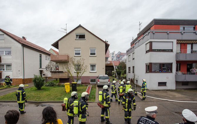 Brand in Leutenbach: Dach wird abgedeckt - Bild 26_12