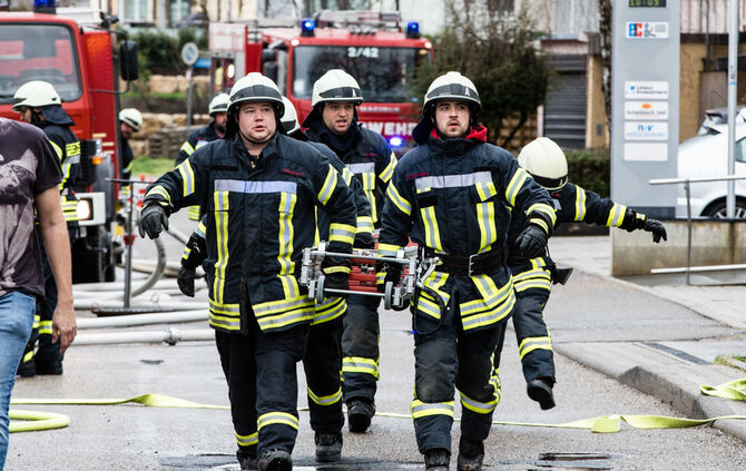 Brand in Leutenbach: Dach wird abgedeckt - Bild 25_13