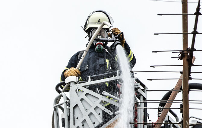 Brand in Leutenbach: Dach wird abgedeckt - Bild 23_15