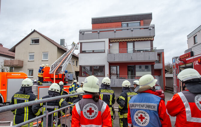 Brand in Leutenbach: Dach wird abgedeckt - Bild 22_16