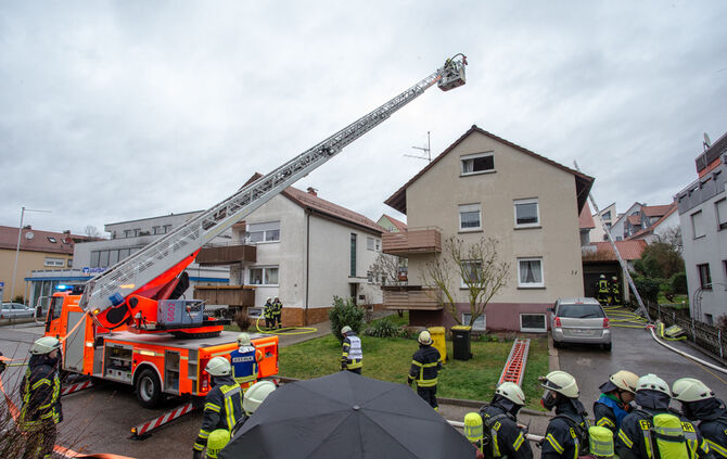 Brand in Leutenbach: Dach wird abgedeckt - Bild 18_20